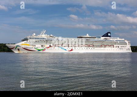 Bateau de croisière NORWEGIAN DAWN dans le fjord de Kiel Banque D'Images