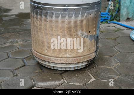 Pièces et accessoires à l'intérieur de la machine pour laver les vêtements qui ont été retirés pour nettoyer et éliminer la saleté détartrant, le tambour de lave-linge est sale taches, moisi Banque D'Images