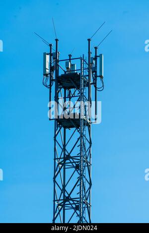 Tour en béton de télécommunication avec antennes.LTE, GSM, 2G, 3G, 4G,5G tour de communication cellulaire Banque D'Images
