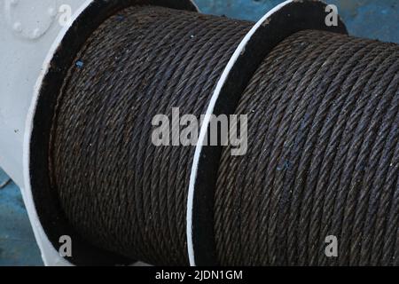 Élingue métallique ou élingue métallique sur tambour de tambour de treuil ou rouleau de treuil de la grue la machine de levage en lourd industrialใ Banque D'Images