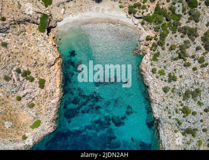 Vue aérienne sur la petite plage d'Armeas, île de Syros Banque D'Images