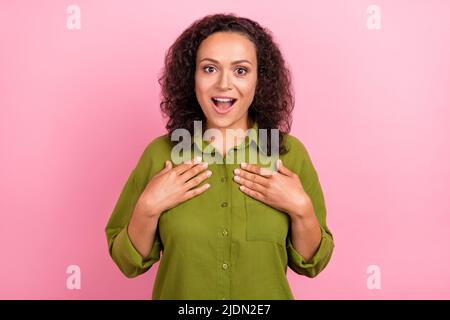 Photo de gaie bonne afro américaine femme point mains elle-même bonne humeur isolée sur fond rose couleur Banque D'Images