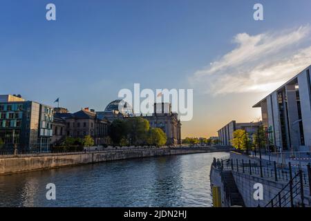 Berlin, Allemagne - 13 mai 2022: Le Reichstag à Berlin sur les rives de la Spree. Le Reichstag est le siège du Bundestag allemand. Banque D'Images