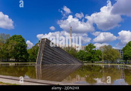 Berlin, Allemagne: 14 mai 2022: Le monument pour le mur de Berlin a changé en une cascade. Berlin, Allemagne Banque D'Images
