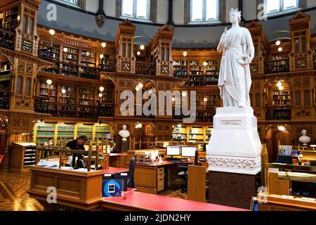 Ottawa, Canada. La reine Victoria dans la salle de lecture principale de la Bibliothèque du Parlement, sur la colline du Parlement, à Ottawa (Ontario). Canada Banque D'Images