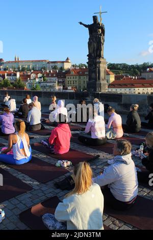 Les gens apprécient l'expérience du mouvement Yoga sur le pont Charles lors de la Journée internationale du Yoga à Prague, République Tchèque, 21 juin 2022. (Photo CTK/Mil Banque D'Images