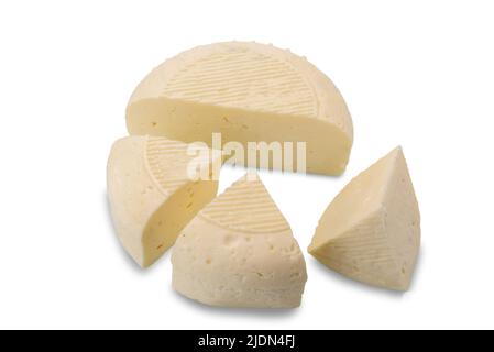 Robiola di Alba, Piémont, Italie, fromage doux typique des Langhe, forme avec des tranches isolées sur blanc, chemin d'écrêtage inclus Banque D'Images