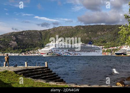 Bateau de croisière Norwegian Star au départ du quai de Bontelabo. Un homme pêchant à Ballastbryggen à Nornespynten au début de l'été. Parc Nordnes, Bergen, Norwa Banque D'Images