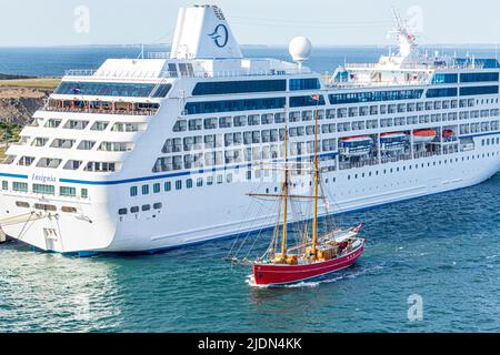 La goélette à voile de 35 mètres Lilla Dan (construite en 1951) passe devant un bateau de croisière de 180 mètres MS Insignia (construite en 1998 pour les croisières Renaissance) dans le port de Copenhague. Banque D'Images