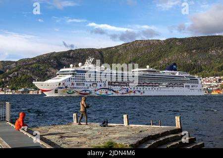 Bateau de croisière Norwegian Star au départ du quai de Bontelabo. Deux personnes pêchant à Ballastbryggen à Nornespynten au début de l'été. Parc Nordnes, Bergen, Banque D'Images