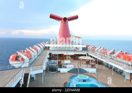 Photo panoramique de ponts ouverts et entonnoir rouge sur CarnivalElation Carnival Valor, Carnival fascination, ciel bleu avec des nuages blancs en arrière-plan. Banque D'Images