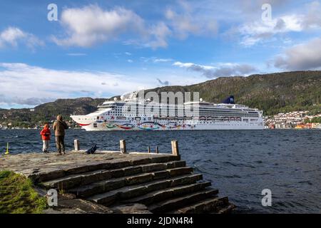 Bateau de croisière Norwegian Star au départ du quai de Bontelabo. Deux personnes pêchant à Ballastbryggen à Nornespynten au début de l'été. Parc Nordnes, Bergen, Banque D'Images