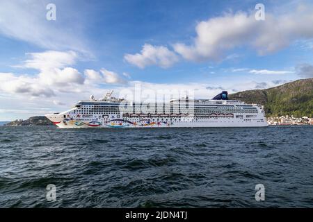 Bateau de croisière Norwegian Star au départ du quai de Bontelabo. Port de Bergen, Norvège. Vue vers Sandviken. Banque D'Images