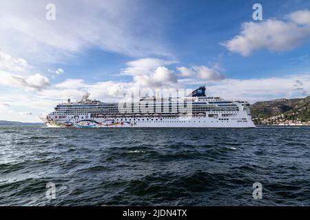 Bateau de croisière Norwegian Star au départ du quai de Bontelabo. Port de Bergen, Norvège. Banque D'Images