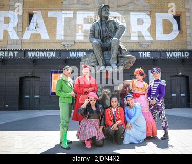 Londres, Royaume-Uni, 22nd juin 2022. Le casting de la pose de "Fantastilly Great Women Who Changed the World" par la statue du Trailblazer de théâtre Joan Littlewood. La musique pop est au Theatre Royal Stratford East jusqu'au 17 juillet. Credit: Imagetraceur/Alamy Live News Banque D'Images
