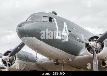 Douglas C-47 Dakota transport Aircraft - Bicester Heritage, Oxfordshire. Banque D'Images