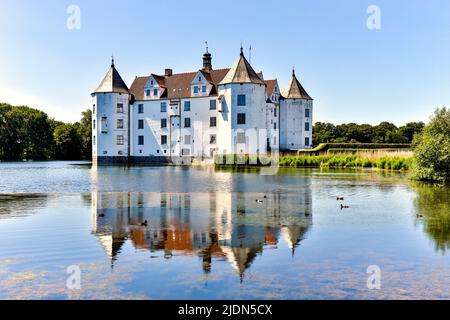 L'aristocratie résidait autrefois au château de Glücksburg, aujourd'hui les invités ont une toile de fond impressionnante et un aperçu des trésors historiques de l'art. Banque D'Images