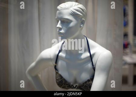 Mannequin pour femmes dans un magasin de vêtements. Figurine en plastique de la femme. Détails du magasin. Démonstration de vêtements. Style et mode sur mannequin. Banque D'Images