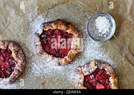 Dessert français Galette avec sablés et fraises. Tarte ouverte avec baies. Banque D'Images