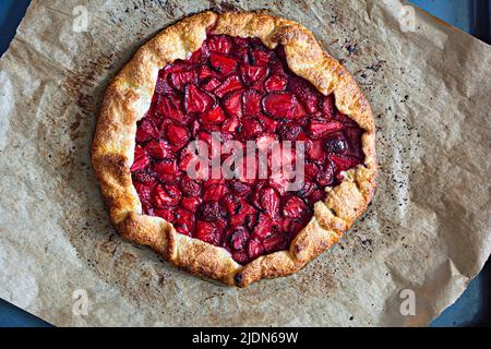 Dessert français Galette avec sablés et fraises. Tarte ouverte avec baies. Banque D'Images