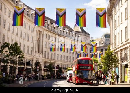 USAGE ÉDITORIAL SEULS les drapeaux Intersex-inclusive Pride, conçus par Valentino Vecchietti, sont dévoilés par le Crown Estate sur Regent Street à Londres, pour célébrer la fierté à Londres avant le défilé du week-end prochain. Date de la photo: Mercredi 22 juin 2022. Banque D'Images