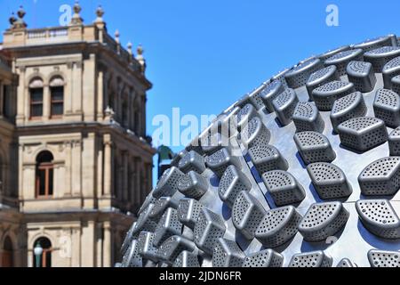 Forme en aluminium en forme de sphère faite avec des vapeur de légumes-le Trésor bâtiment en arrière-plan. Brisbane-Australie-010 Banque D'Images