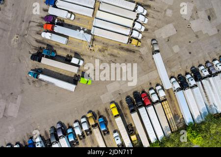 Les camions se tenant en rangée dans une aire de repos sur l'autoroute, vu d'une vue aérienne Banque D'Images