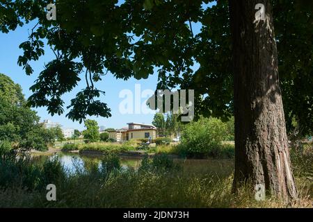 L'étang de Lordship Recreation Ground, Tottenham, dans le nord de Londres, avec le bâtiment de Lordship Hub en arrière-plan Banque D'Images