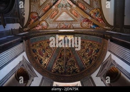 Parme, Italie - Mai 2022 : fresques de la cathédrale de Parme appelée Cattedrale di Santa Maria Assunta. Fresque Renaissance au plafond de la cathédrale de Parme Banque D'Images