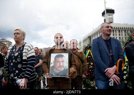 Non exclusif: KIEV, UKRAINE - 22 JUIN 2022 - les gens paient leurs derniers respects au fondateur et chef de la "Légion de la liberté" et commandant de la Th Banque D'Images