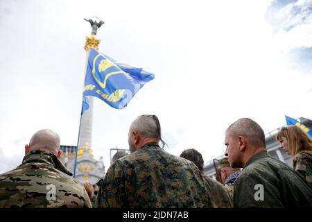 Non exclusif: KIEV, UKRAINE - 22 JUIN 2022 - les gens paient leurs derniers respects au fondateur et chef de la "Légion de la liberté" et commandant de la Th Banque D'Images