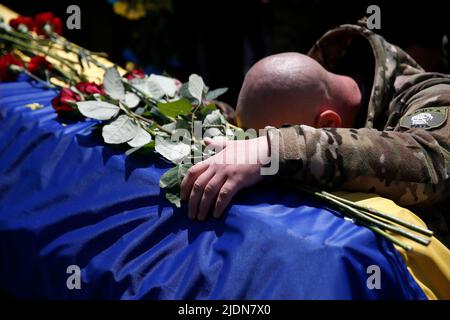 Non exclusif: KIEV, UKRAINE - 22 JUIN 2022 - Un militaire rend ses derniers respects au fondateur et chef de la "Légion de la liberté" et commandant Banque D'Images