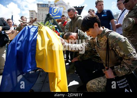 Non exclusif: KIEV, UKRAINE - 22 JUIN 2022 - les militaires paient leurs derniers respects au fondateur et chef de la "Légion de la liberté" et commandant o Banque D'Images