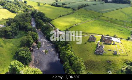 Une vue aérienne des ruines de l'abbaye d'Egglestone près du château Barnard dans le comté de Durham, au Royaume-Uni Banque D'Images