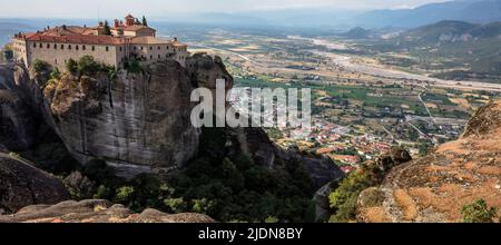 Meteora Grèce. Les bâtiments du monastère Saint Stephen Agios Stefanos, au sommet des rochers, brouillent le fond de la ville de Kalambaka. Destination de voyage de religion d'Europe Banque D'Images