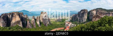 Meteora Grèce vue panoramique. Monastère Saint de Rouzanos bâtiments de Saint Barbara. Vue sur d'autres monastères au sommet de rochers dans la vallée Banque D'Images