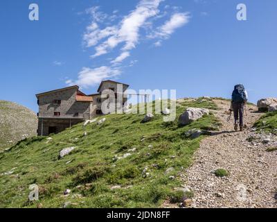 Walker atteignant le refuge d'Astraka un lieu de repos important pour les sentiers sur le Mont Timfi dans la région de Zagori des Monts du Pindus en Grèce Banque D'Images