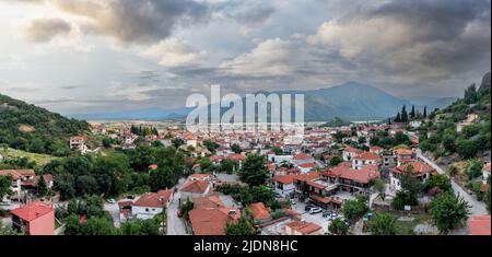 Kalambaka Grèce. Ciel avec de lourds nuages au-dessus des bâtiments de la ville de Kalabaka et de la vallée. Vue aérienne du village sous les rochers de Meteora Banque D'Images