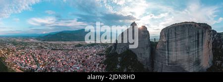 Lever du soleil et ciel nuageux au-dessus de la ville de Kalabaka. Meteora Grèce paysage panorama. Monastères construits sur des rochers. Patrimoine de l'UNESCO, Europe Banque D'Images