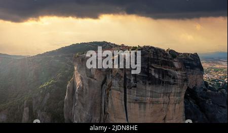 Meteora Grèce Monastère de la Sainte Trinité au coucher du soleil. Ciel coloré avec des nuages au-dessus des bâtiments au-dessus des rochers. Destination de voyage en Europe Banque D'Images