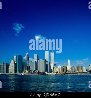 New York 1980s, East River, Lower Manhattan Skyline depuis Brooklyn, WTC World Trade Center Twin Towers, avant le 9 11 2001 9/11/2001, New York City, NYC, NY, USA, Banque D'Images