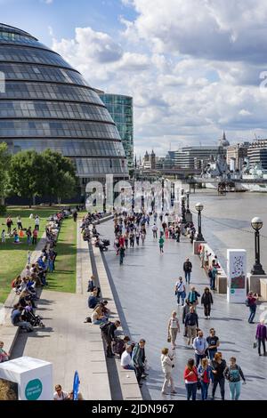 LONDRES, ROYAUME-UNI - AOÛT 22. Vue sur l'hôtel de ville et la promenade de Londres sur 22 août 2014. Personnes non identifiées Banque D'Images