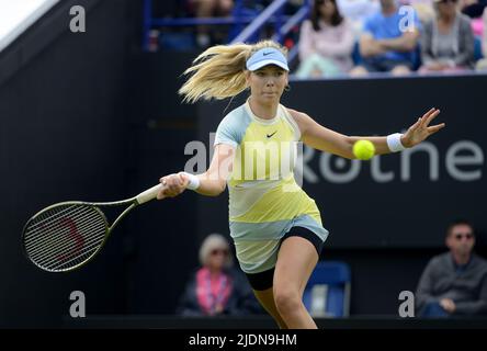 Katie Boulter (GB) jouant sur le terrain central de l'internationale Rothesay, Devonshire Park, Eastbourne, 21st juin 2022 Banque D'Images