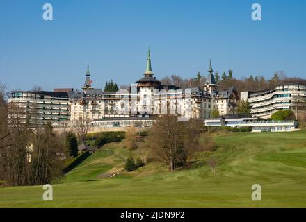 Zurich, Suisse - 26 mars 2022 : façade majestueuse du luxueux Grand Hôtel Dolder Banque D'Images