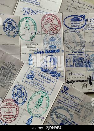 Espagne. Camino de Saint-Jacques estampille dans les « passeports » de Pilgrims pour vérifier qu'ils ont pris une distance suffisante pour obtenir un certificat de Compostelle. Banque D'Images