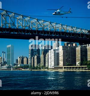 New York 1980s, hélicoptère survolant le pont Queensboro, East River, bâtiments de l'ONU, horizon Midtown Manhattan, New York, NYC, NY, ETATS-UNIS, Banque D'Images