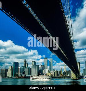 New York 1980s, pont de Brooklyn, East River, bateau à aubes Andrew Fletcher, tours jumelles WTC, Lower East Side, horizon de Manhattan, avant le 9 11 2001 9/11/2001, New York City, NYC, NY, États-Unis, Banque D'Images