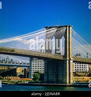 New York 1980s, pont de Brooklyn, pilier est, East River, New York, NYC, NY, ETATS-UNIS, Banque D'Images