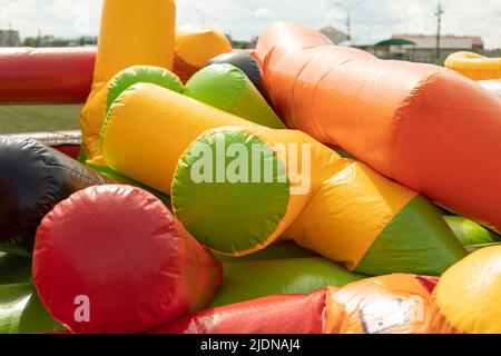 Dégonfler le parcours d'obstacle dans le parc d'attractions. L'air s'échappe de la structure gonflable. Détails de la collection d'attractions. Préparation des vacances. Banque D'Images