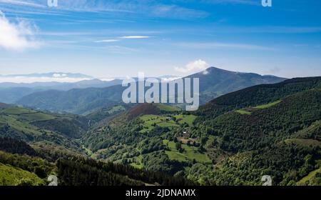 Espagne, Galice, O Cebreiro View, à partir du troisième point le plus élevé sur le Camino de Santiago, Camino Frances. Banque D'Images